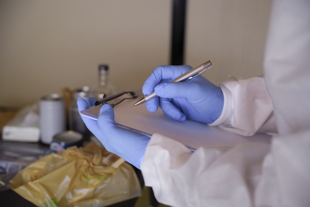 特殊清掃前の現場確認の様子